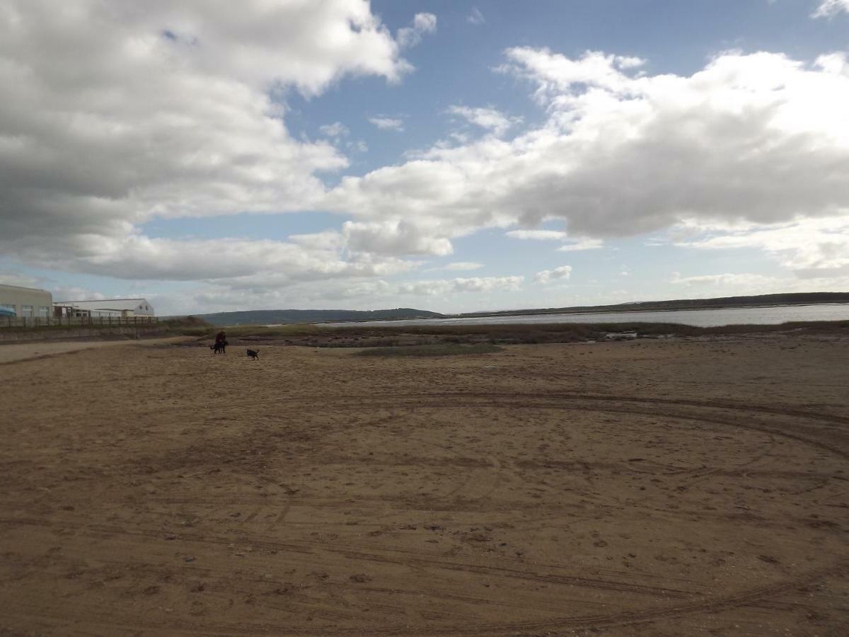 Villa Marsh Water Ponds Fishery Kidwelly Exterior foto